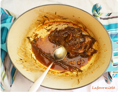 Selle d'agneau confite à l'ail et au romarin - La Fourmi Elé